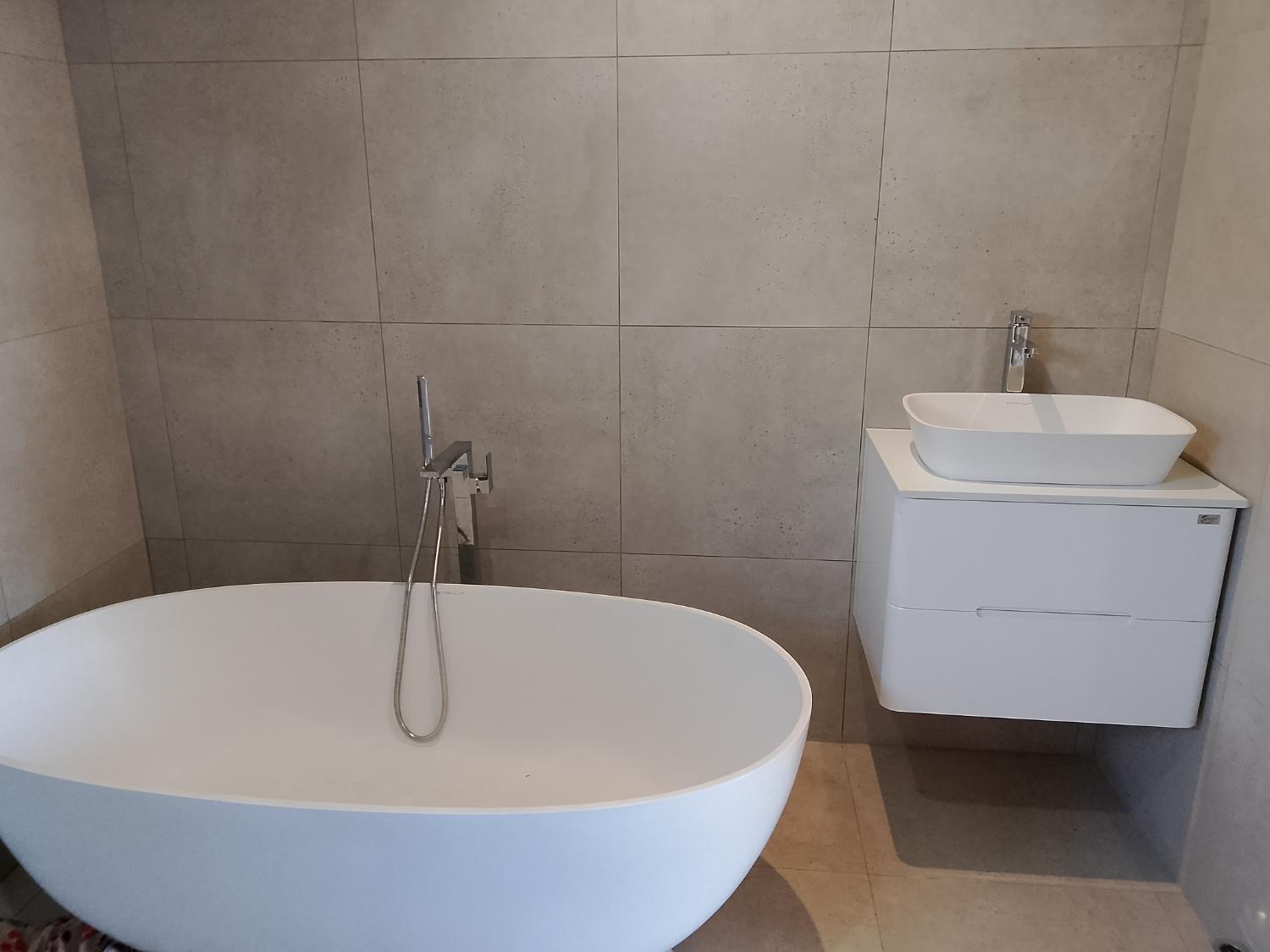 Lysa bath under chrome filler