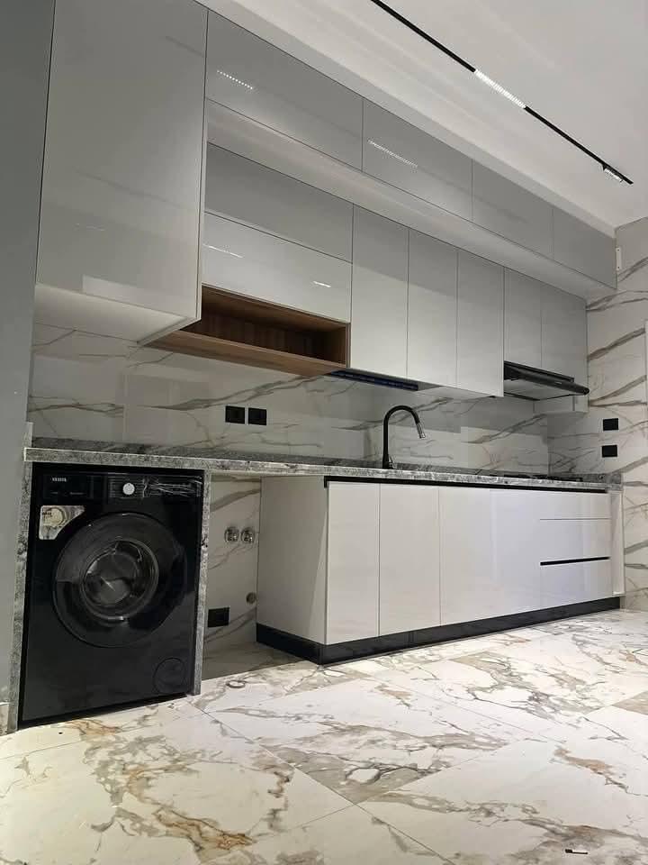 Bespoke Kitchen Run in High-gloss white + marble