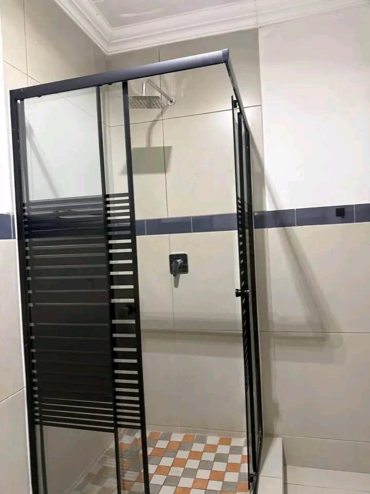 Noir Framed Shower in Matt black aluminium